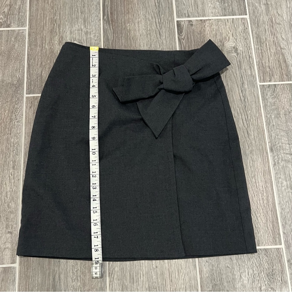 NWT! LOFT Charcoal Gray Bow-Detail Wrap Mini Skirt. Size 2. - Picture 4 of 8